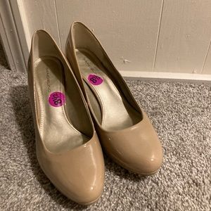 Bandolino nude patent pumps size 8.5